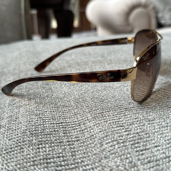 Like new Women’s Ray-Ban Aviator style sunglasses - Picture 7 of 16